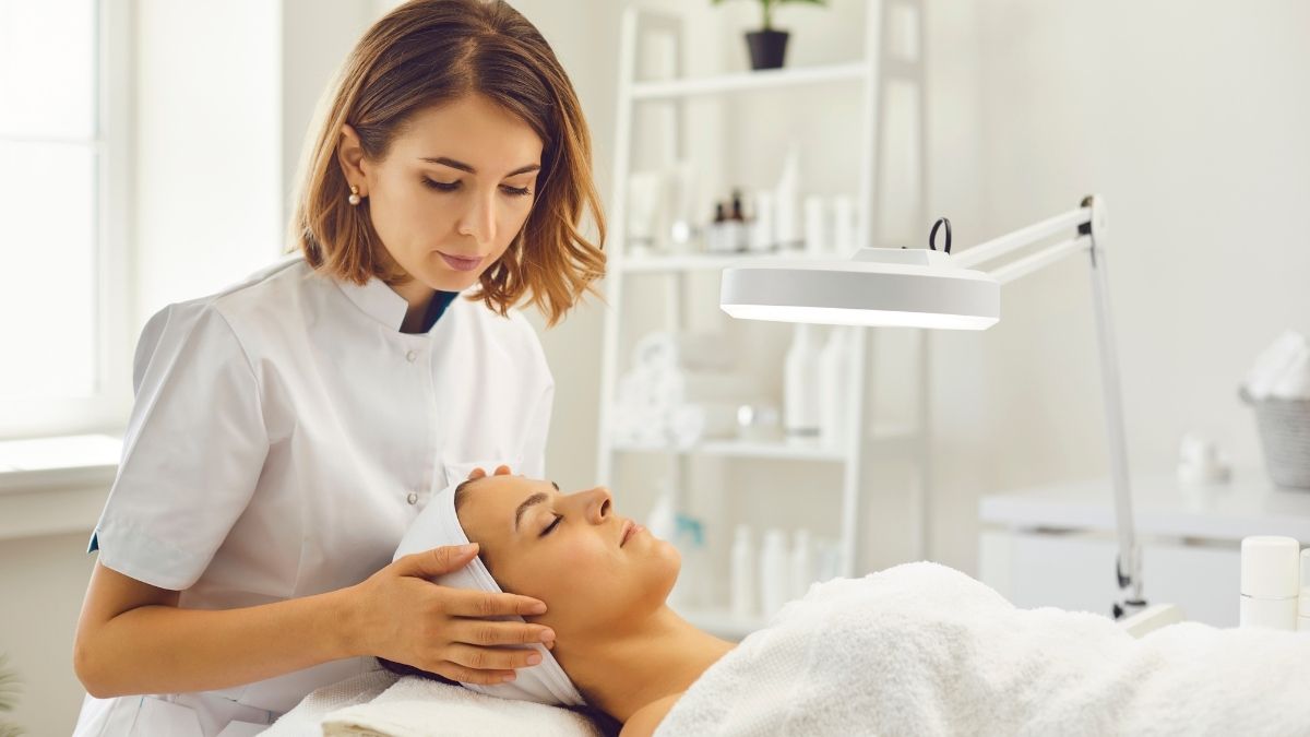 A beauty technician inducing blood circulation in her client