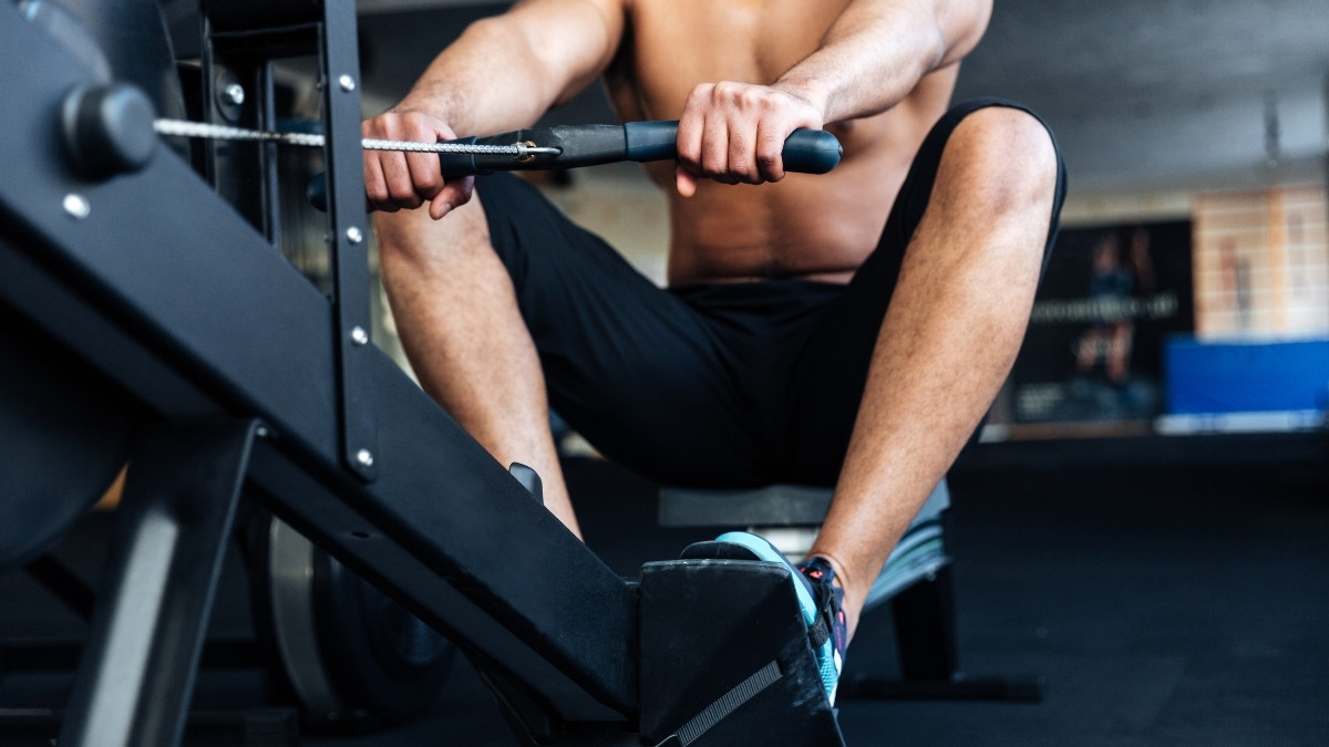 A fit man doing exercise in gym