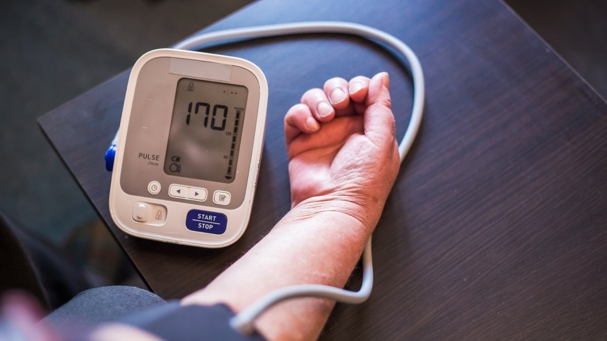 A man checking his bloodpressure using a sphygmomanometer