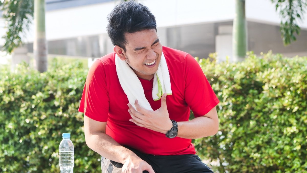 A man suffering a heart attack while on a run