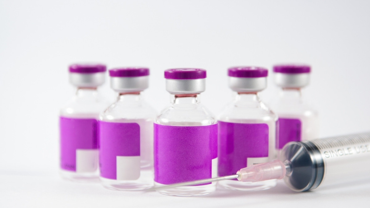 Bottles of injection vials and disposable syringe