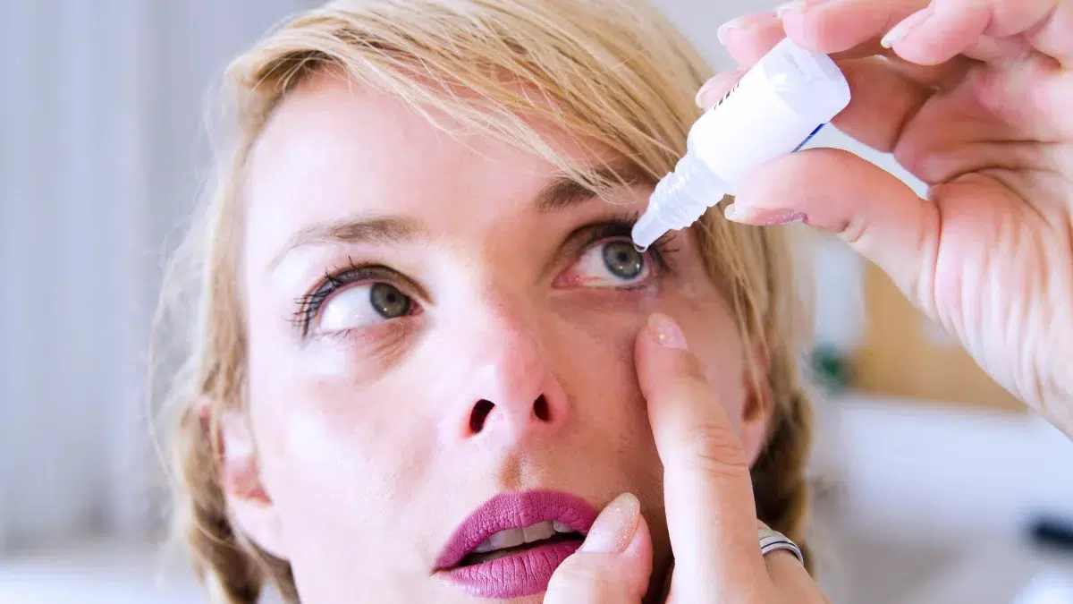 does careprost change eye colo