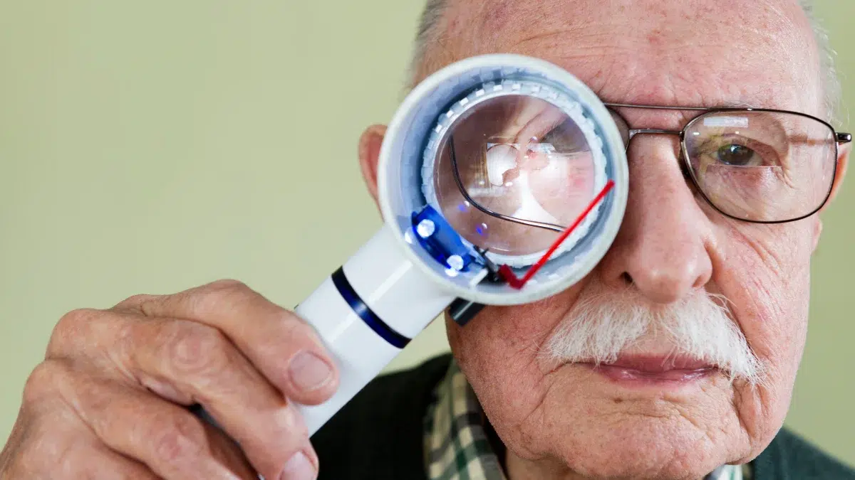 what causes macular degeneration